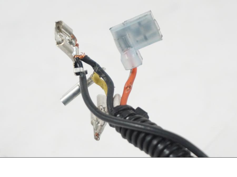 Snett nerifrån på Kablage från en H-D Softail Standard FXST -2001 motorcykel.