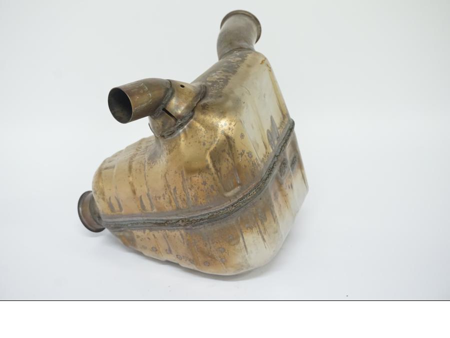 Snett nerifrån på Mellanburk från en Ducati Desert X -2022 motorcykel.