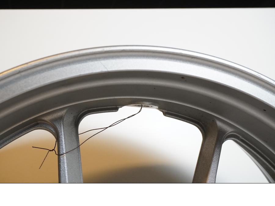 Snett uppifrån på Fälg från en Kawasaki GTR 1400 -2008 motorcykel.