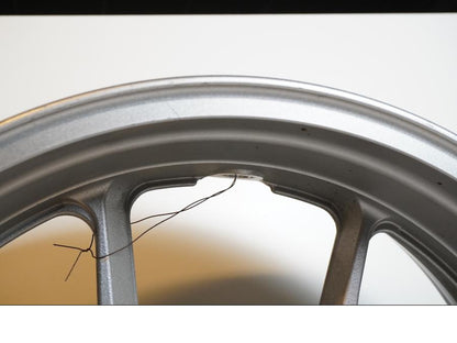 Snett uppifrån på Fälg från en Kawasaki GTR 1400 -2008 motorcykel.