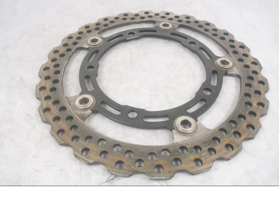 Vänster sida på Bromsskiva från en Kawasaki Z 900 -2017 motorcykel.