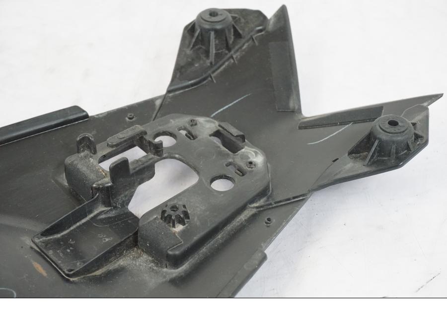 Vänster sida på Undertail från en Kawasaki ER-6N -2016 motorcykel.