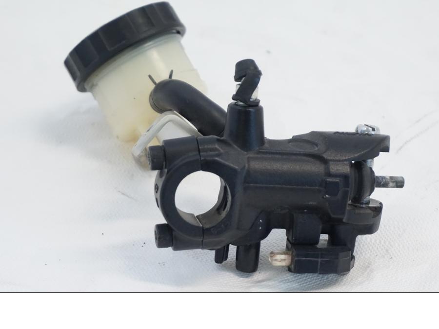 Baksidan på Bromshuvudcylinder från en Triumph Daytona 675 -2010 motorcykel.