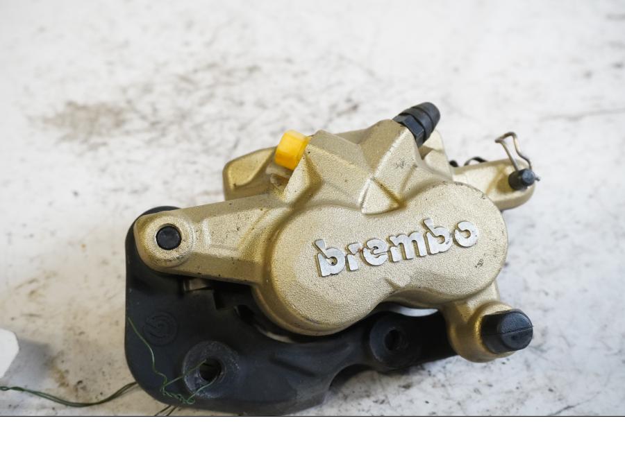 Framsidan på Bromsok från en BMW R 1200 RS -2015 motorcykel.