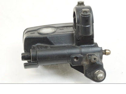 Snett nerifrån på Bromshuvudcylinder från en Honda ST 1300 -2002 motorcykel.