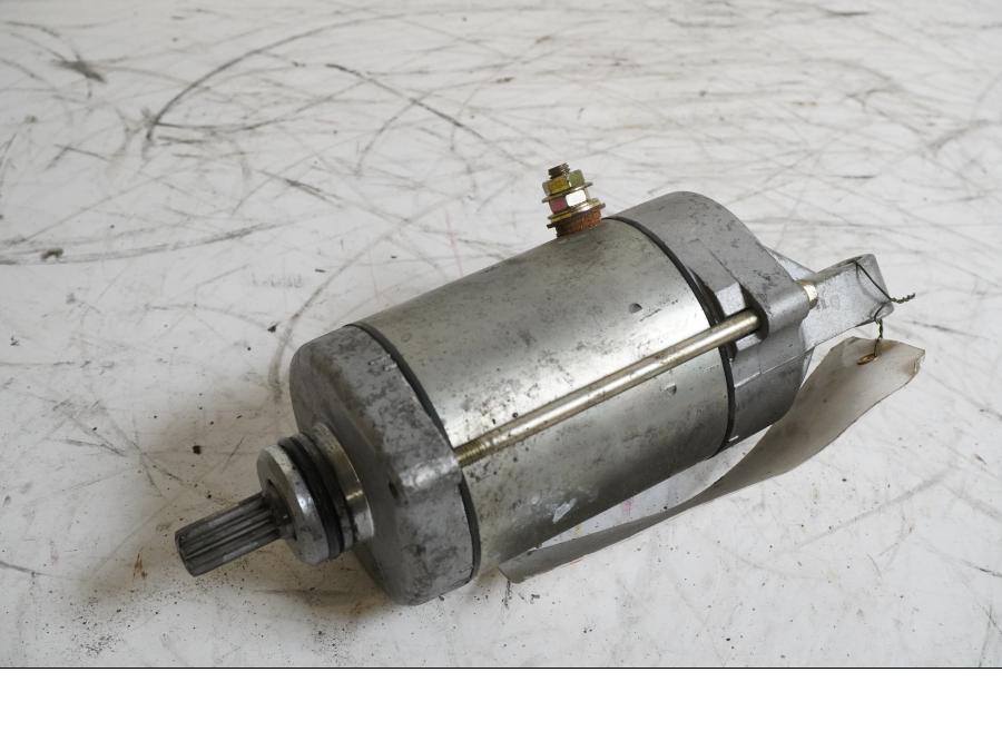 Framsidan på Startmotor från en Honda CB 900 F Hornet -2002 motorcykel.