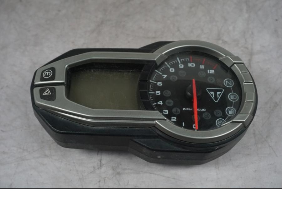 Framsidan på Instrumentpanel från en Triumph Tiger Explorer -2016 motorcykel.