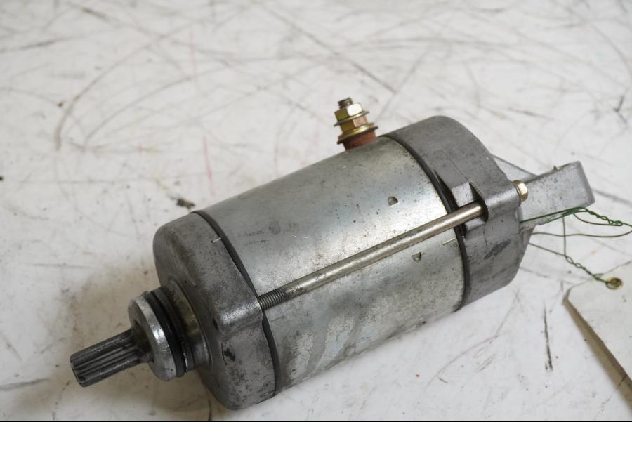 Framsidan på Startmotor från en Honda CB 600 Hornet -1998 motorcykel.