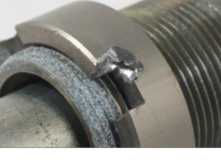 Snett nerifrån på Axel från en Kawasaki ZX-6R -2005 motorcykel.