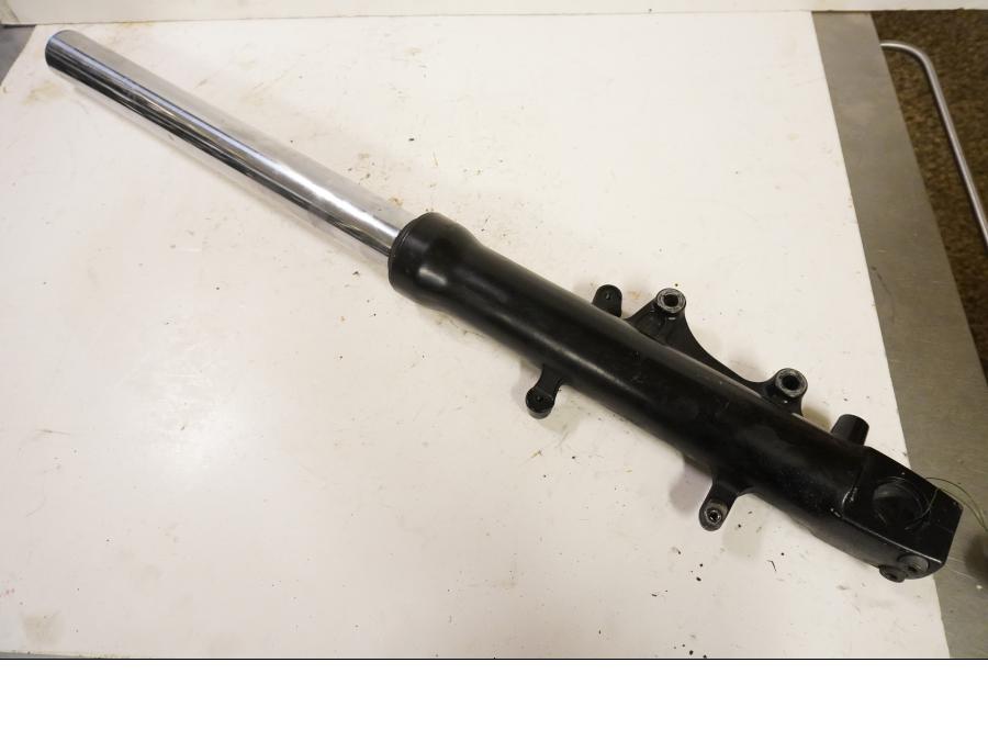 Framsidan på Gaffelben från en Kawasaki ZX-9R -1998 motorcykel.