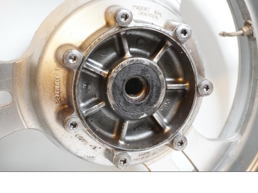 Baksidan på Fälg från en Kawasaki VN 1600 Mean Streak -2007 motorcykel.