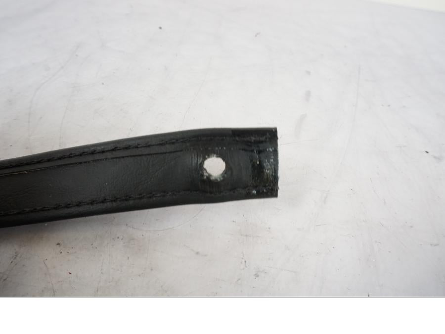 Vänster sida på Sadelrem från en H-D Softail Sport Glide FLSB -2022 motorcykel.