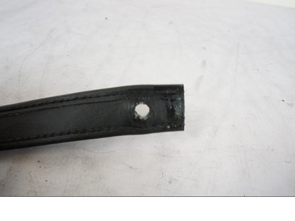 Vänster sida på Sadelrem från en H-D Softail Sport Glide FLSB -2022 motorcykel.