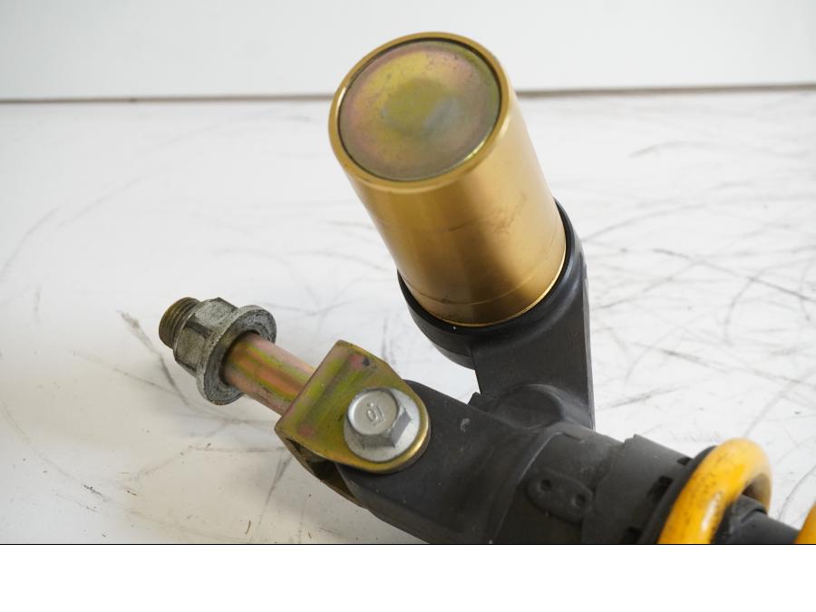 Baksidan på Stötdämpare från en Honda CBR 900 RR -2002 motorcykel.