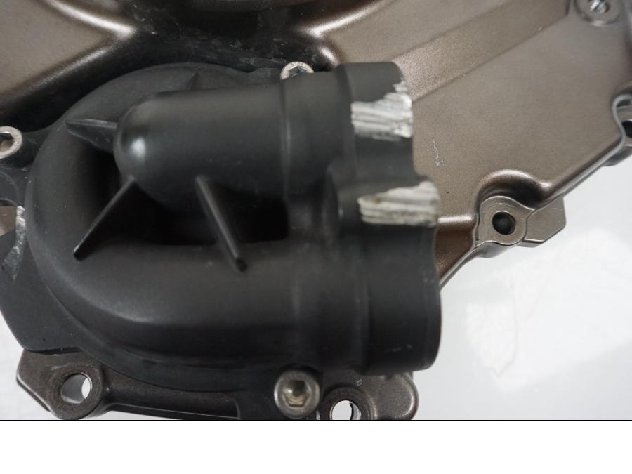 Baksidan på Kopplingskåpa från en Yamaha MT-07 -2014 motorcykel.