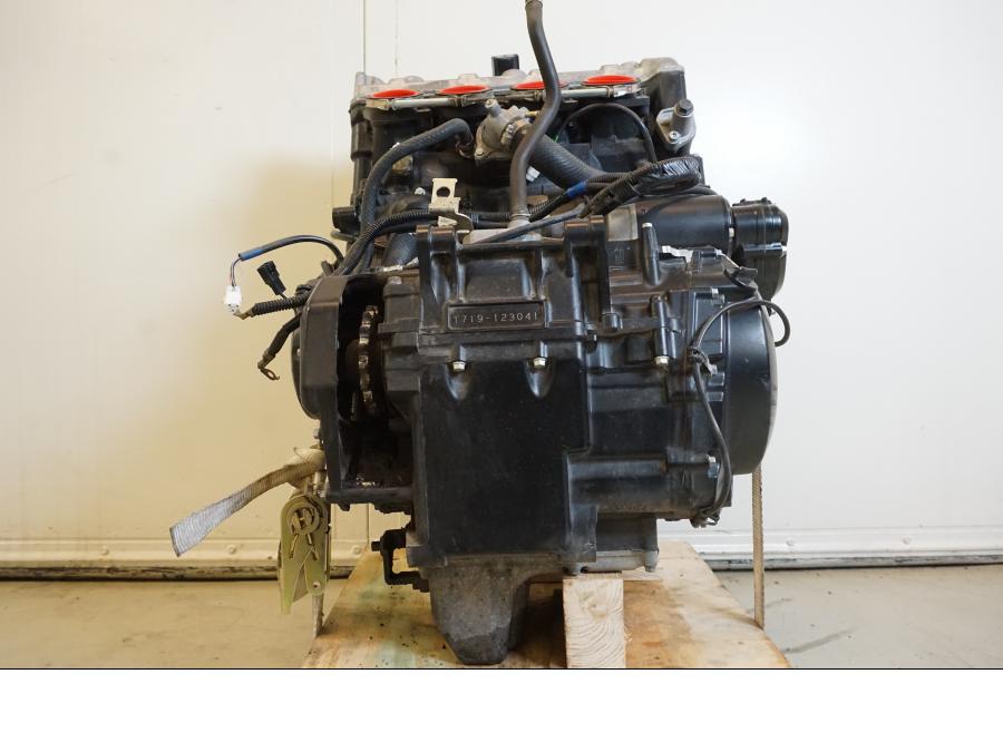 Snett uppifrån på Motor från en Suzuki GSX-S 1000 -2017 motorcykel.