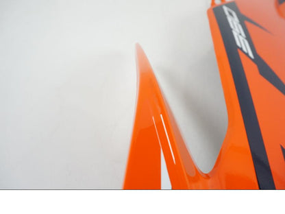 Höger sida på Bensintankskåpa från en KTM 390 Duke -2022 motorcykel.