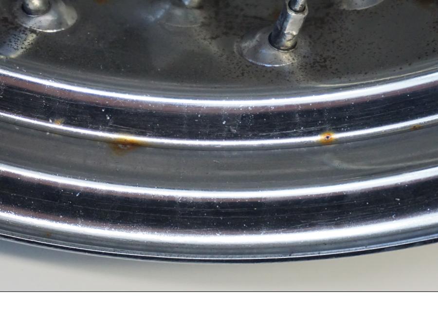 Höger sida på Fälg från en Kawasaki VN 900 -2006 motorcykel.