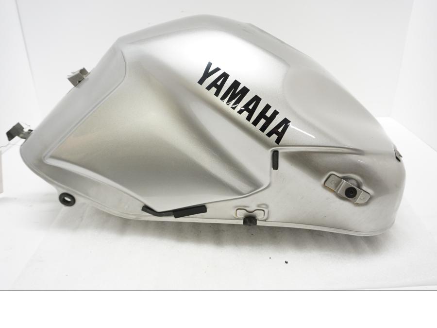 Framsidan på Bensintank från en Yamaha TDM 900 -2002 motorcykel.