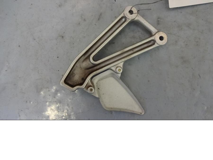 Baksidan på Fotpinnefäste från en Ducati ST2 -2001 motorcykel.