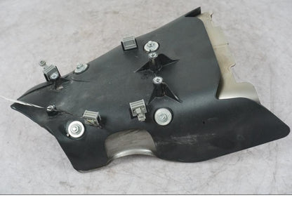 Snett uppifrån på Värmeskydd från en Ducati Multistrada V4 -2024 motorcykel.