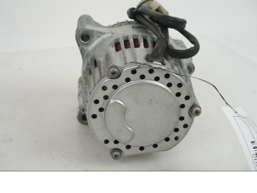 Höger sida på Generator från en Yamaha XJ 900 S -1997 motorcykel.