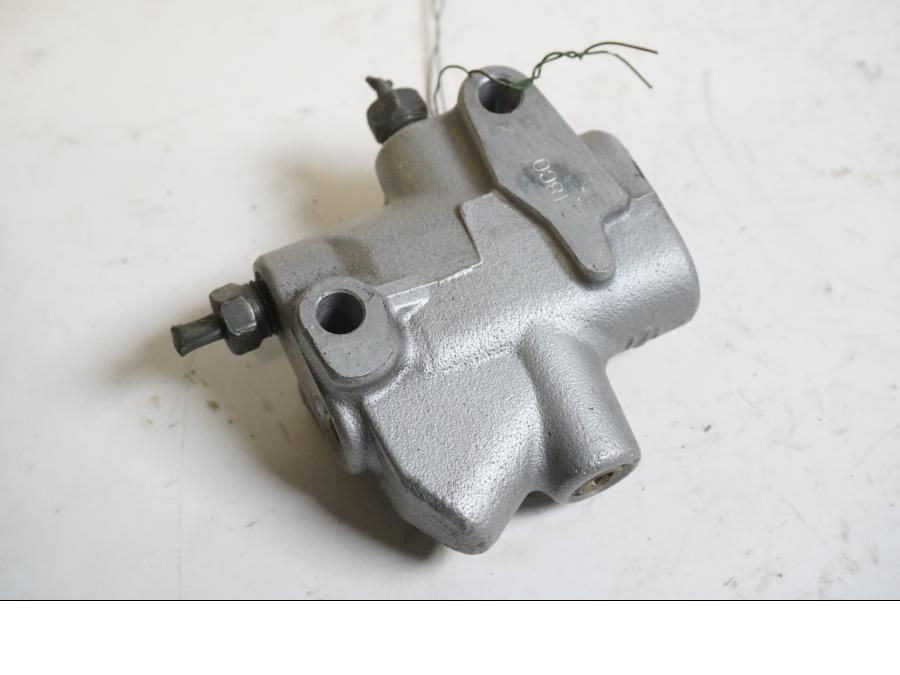 Baksidan på Bromsfördelare från en Honda VTX 1800 -2002 motorcykel.