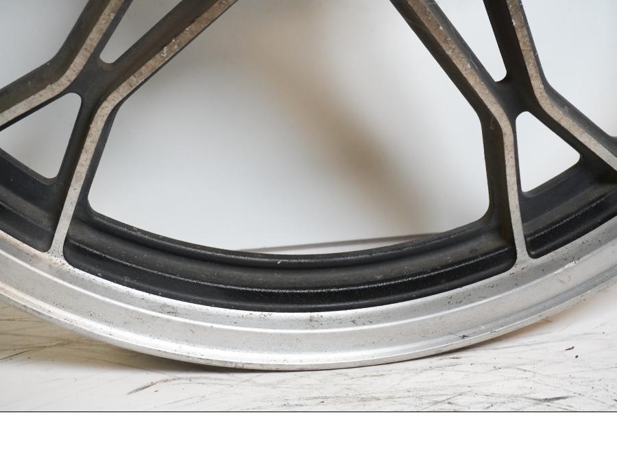 Höger sida på Fälg från en Suzuki GS 850 G -1982 motorcykel.