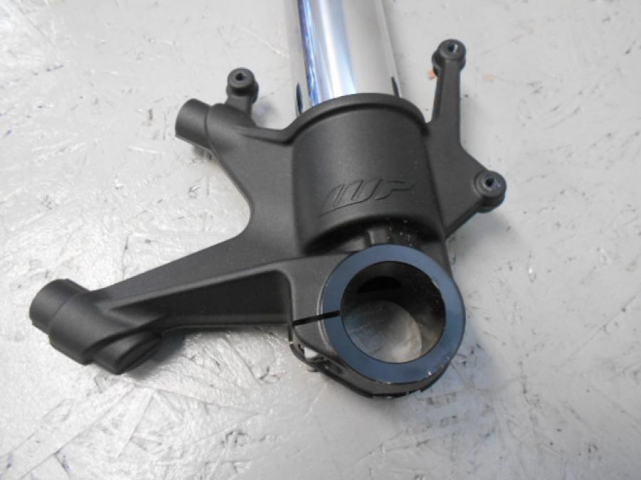 Höger sida på Gaffelben från en KTM 1290 Super Adventure -2016 motorcykel.