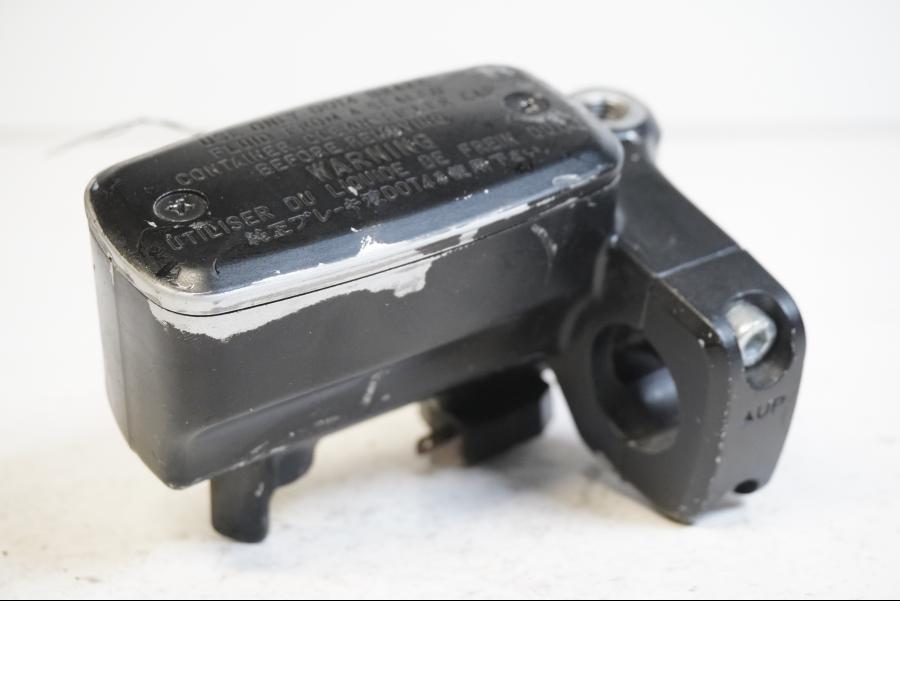 Vänster sida på Bromshuvudcylinder från en Suzuki M 1800 -2009 motorcykel.