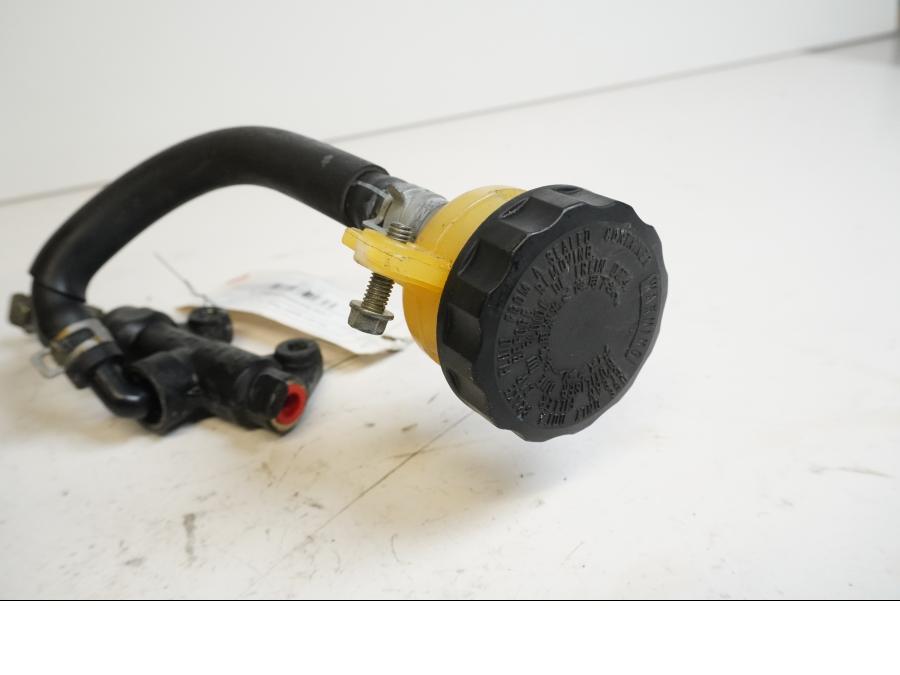 Baksidan på Bromshuvudcylinder från en Triumph Speed Triple -2002 motorcykel.