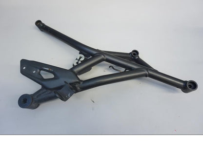 Framsidan på Fotpinnefäste från en Kawasaki Versys 1000 -2015 motorcykel.