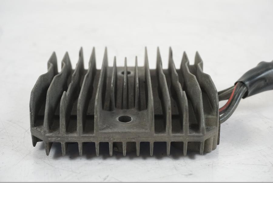 Snett uppifrån på Likriktare från en Suzuki VZR 1800 -2009 motorcykel.