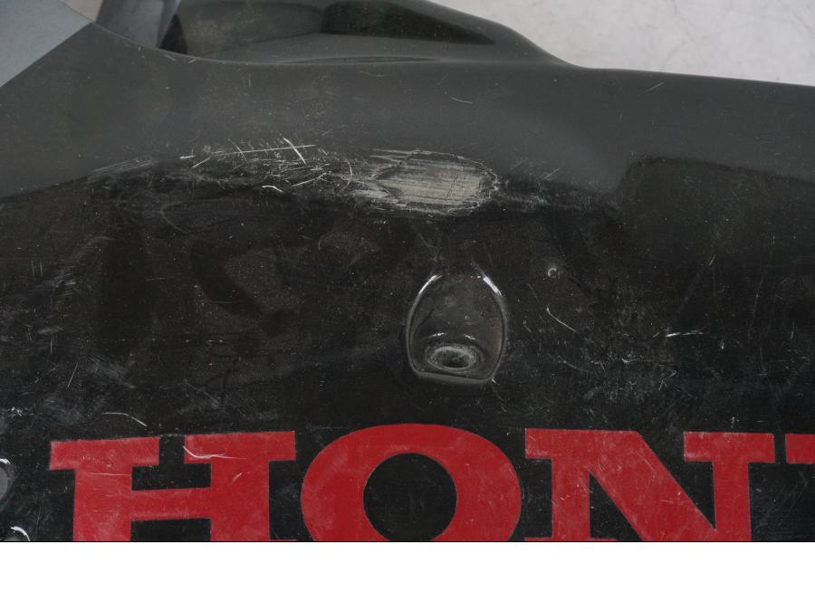 Vänster sida på Magkåpa från en Honda CBR 900 RR -1995 motorcykel.