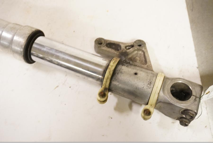 Vänster sida på Gaffelben från en Ducati 748 -1999 motorcykel.