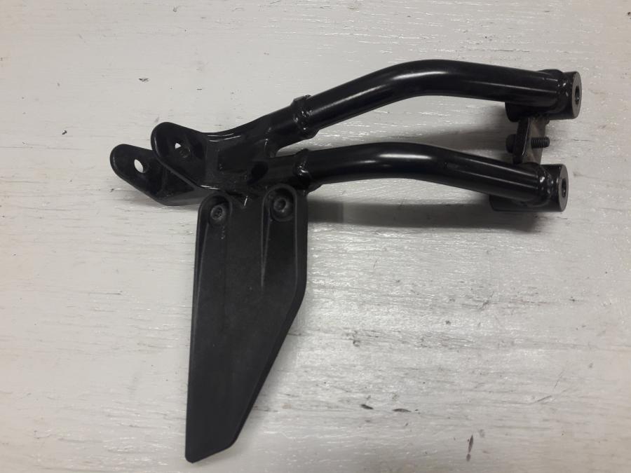 Framsidan på Fotpinnefäste från en KTM 125 Duke -2017 motorcykel.