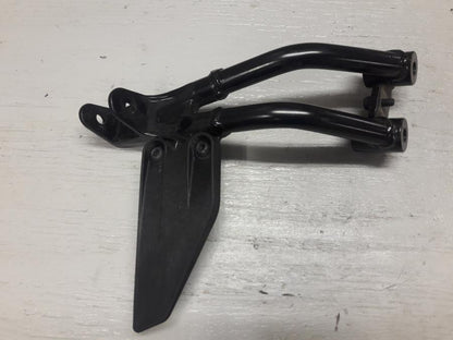 Framsidan på Fotpinnefäste från en KTM 125 Duke -2017 motorcykel.