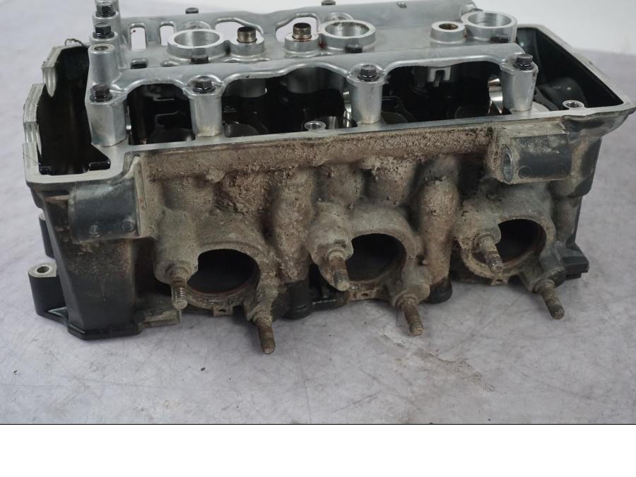 Snett nerifrån på Topplock från en Triumph Tiger Explorer -2016 motorcykel.