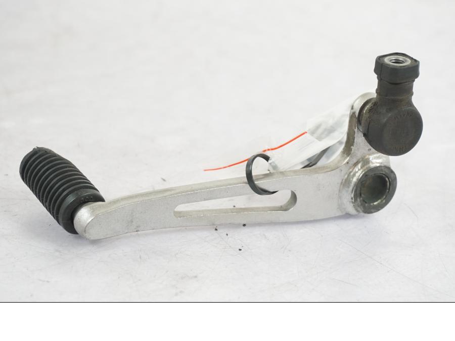 Snett nerifrån på Växelpedal från en Kawasaki Z 900 -2019 motorcykel.