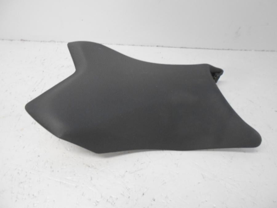 Framsidan på <p>Sadel fram från Kawasaki Z 800 2013.</p>

<p>Seat-assy, Fr, Black (13-16).</p>

<p>Litet hål i klädseln bak på vänster sida se bild.</p> motorcykel.