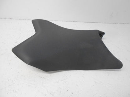 Framsidan på <p>Sadel fram från Kawasaki Z 800 2013.</p>

<p>Seat-assy, Fr, Black (13-16).</p>

<p>Litet hål i klädseln bak på vänster sida se bild.</p> motorcykel.