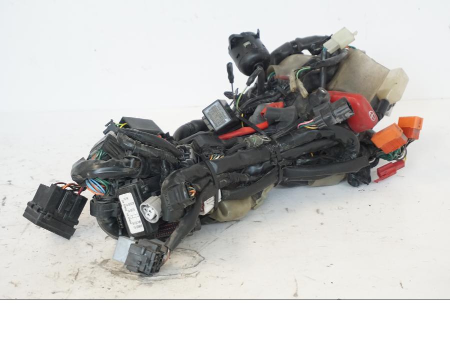 Vänster sida på Kabelstam från en Honda SH 300 A -2011 scooter.