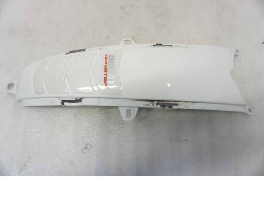 Baksidan på Bensintankskåpa från en Ducati Monster 796 -2013 motorcykel.