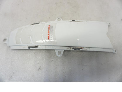 Baksidan på Bensintankskåpa från en Ducati Monster 796 -2013 motorcykel.