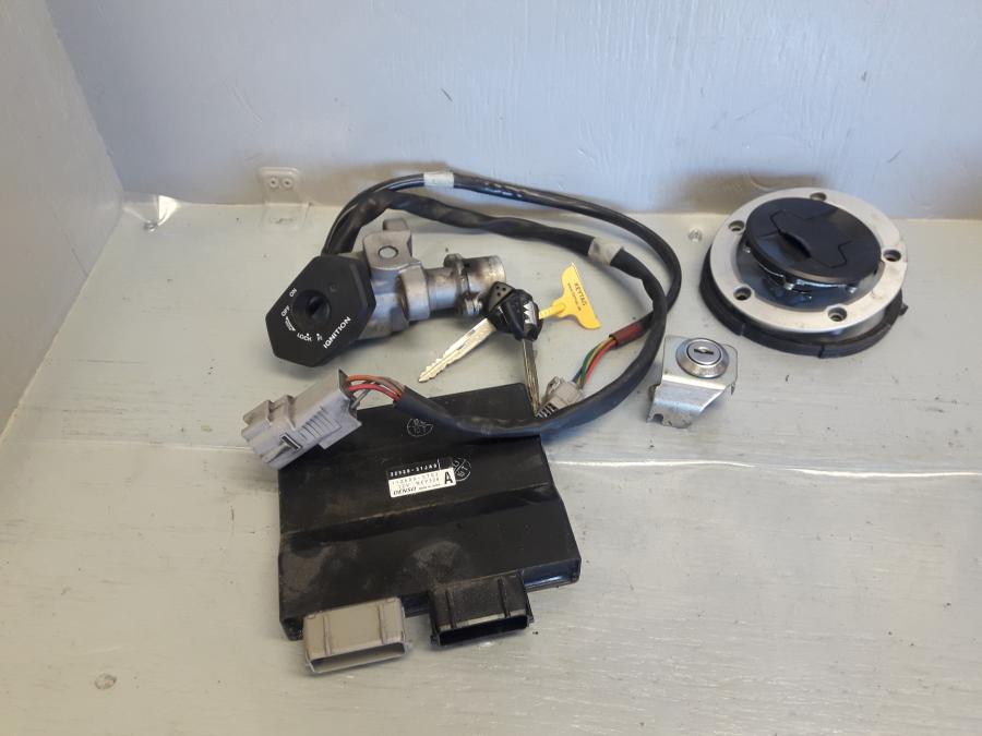 Framsidan på Låssats från en Suzuki DL 1000 -2018 motorcykel.