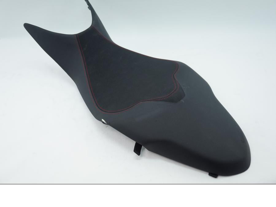 Höger sida på Sadel från en Ducati Supersport 939 -2018 motorcykel.