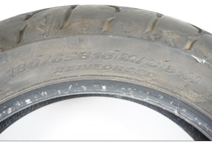 Snett uppifrån på <p>Begagnad däck av märket Pirelli och modell Night Dragon GT.</p>

<p>Dimension 180/65-16. </p>

<p>Mönsterdjup ca.80%</p>

<p>Tillv. 02/2023.</p> moped.