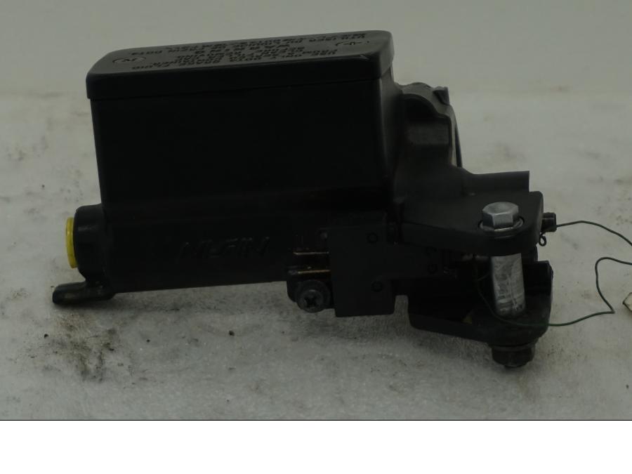 Framsidan på Kopplingshuvudcylinder från en Suzuki DL 1000 -2016 motorcykel.