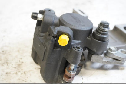 Baksidan på Bromsok från en Suzuki GSX-S 1000 -2015 motorcykel.