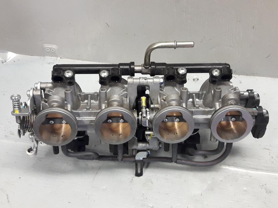 Baksidan på Spjällhus från en Kawasaki Z 1000 -2013 motorcykel.